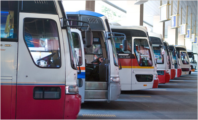 창원종합버스터미널에 버스가 나란히 주차하여 고객을 기다리는 사진