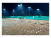 우측 가장자리에서 촬영한 야간 조명이 돋보이는 덕동시립테니스장 주경기장의 코트입니다.